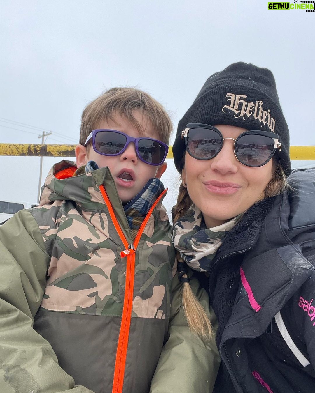 Marcela Kloosterboer Instagram - Primer día de ski! Y primera vez esquiando para Juana y Otto! Arrancó difícil pero terminó muy bien 😅🥰💪🏼⛷️❄️ Gracias @cerro_chapelco por tantos años de diversión! Ahora con nuestros hijos, un sueño cumplido 🙌🏻 1. Con juana en la alfombra mágica. 2. Fer enseñándole a Otto que a la segunda bajada ya se quería tirar solo! 3. El ice bar natural de corona! 4. La llegada a @elrefugioskilodge 5. Otto comiendo nieve 6. El paraíso donde estamos 7. Otto y su mamá 😎 8. Hoy 9. La vista desde nuestra cabaña y la nevada 10. Foto x Juana 🤩