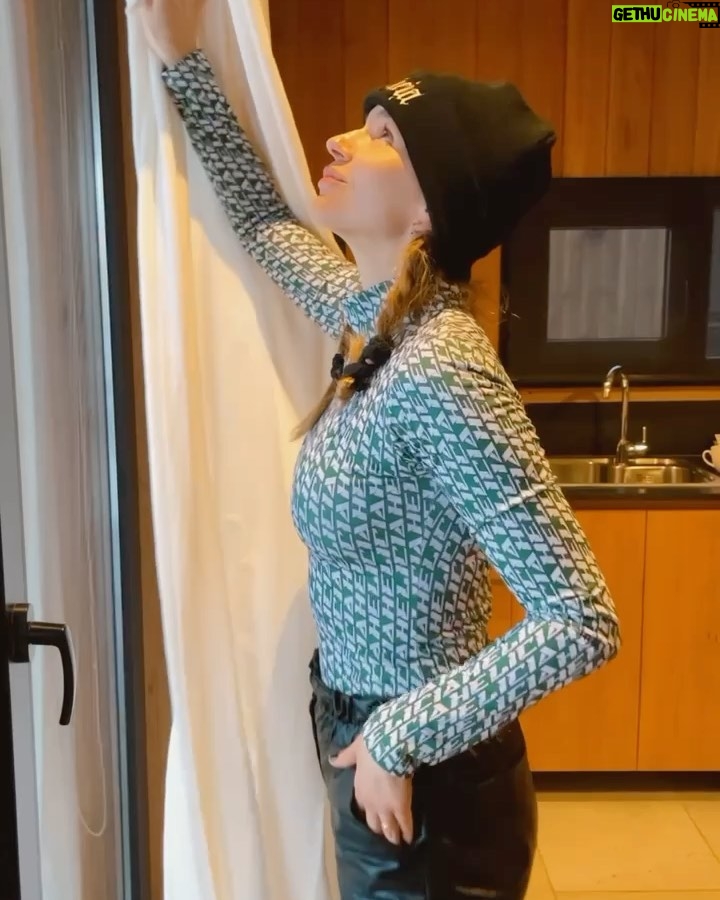 Marcela Kloosterboer Instagram - Primer día de ski! Y primera vez esquiando para Juana y Otto! Arrancó difícil pero terminó muy bien 😅🥰💪🏼⛷️❄️ Gracias @cerro_chapelco por tantos años de diversión! Ahora con nuestros hijos, un sueño cumplido 🙌🏻 1. Con juana en la alfombra mágica. 2. Fer enseñándole a Otto que a la segunda bajada ya se quería tirar solo! 3. El ice bar natural de corona! 4. La llegada a @elrefugioskilodge 5. Otto comiendo nieve 6. El paraíso donde estamos 7. Otto y su mamá 😎 8. Hoy 9. La vista desde nuestra cabaña y la nevada 10. Foto x Juana 🤩