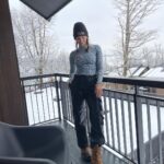 Marcela Kloosterboer Instagram - Primer día de ski! Y primera vez esquiando para Juana y Otto! Arrancó difícil pero terminó muy bien 😅🥰💪🏼⛷️❄️ Gracias @cerro_chapelco por tantos años de diversión! Ahora con nuestros hijos, un sueño cumplido 🙌🏻 1. Con juana en la alfombra mágica. 2. Fer enseñándole a Otto que a la segunda bajada ya se quería tirar solo! 3. El ice bar natural de corona! 4. La llegada a @elrefugioskilodge 5. Otto comiendo nieve 6. El paraíso donde estamos 7. Otto y su mamá 😎 8. Hoy 9. La vista desde nuestra cabaña y la nevada 10. Foto x Juana 🤩