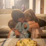 Marcela Kloosterboer Instagram - Ayer festejé rodeada de mucho amor 💜 El otro día escuché que cuánto más amplio es el mundo que te rodea, más amplia se vuelve tu cabeza. Y así quiero que sea y siento que es. Estoy rodeada de mucha gente que amo, que valoro y de la que aprendo día a día. Siento que ese es el resultado de estos 40 años. Haber llegado hasta acá con la familia que construimos con Fer y tener cerca personas tan valiosas. Le doy gracias a la vida y gracias a mi. En la última foto nos fuimos de joda (15 años atrás 😅)