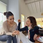 Marcela Kloosterboer Instagram - Linda tarde con mi amiga y mis adorados Muna, Nilo (facha mal) Albich y mi amigo, que me recibió con un hermoso vómito, Bono 🥰 los quiero y más ❣️💖💜🧸 Ph @munapaulscherri