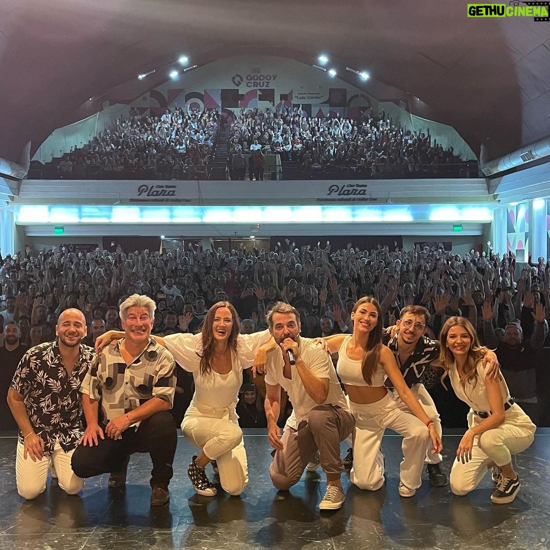 Marcela Kloosterboer Instagram - Resumen de un fin de semana de amor, teatro, juegos, cartas en el micro, ganar a la podrida ๐ compaรฑerismo y llorar de risa ๐
๐๐ป๐พ๐ช๐ผ๐ฆ GRACIAS San Juan y Mendoza por tanto ๐ Se viene calle Corrientesss!!! ๐๐ญ