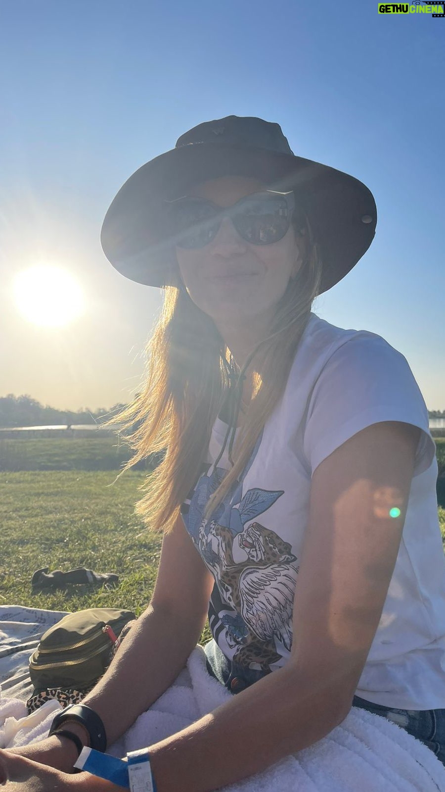 Marcela Kloosterboer Instagram - Día de la madre acá 🙌🏻⛺️🌲🪵🌙🔥 Feliz día a todas las que intentamos hacer lo mejor posible, a veces sale, a veces no…. Pero siempre con mucho amor. Gracias Juana y Otto. Son lo mejor de mi 🌍💙💜