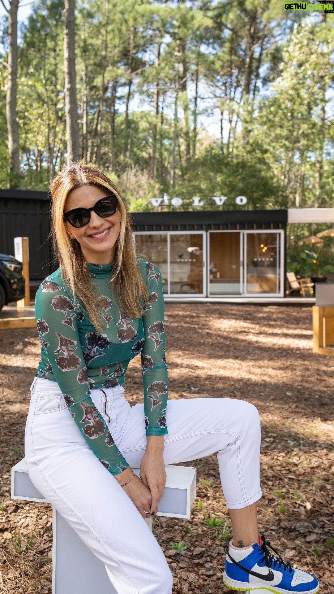Marcela Kloosterboer Instagram - Fin de semana soñado en Carilo junto a @volvocarargentina. Gracias por dejarnos vivir la #experienciavolvo en @villesaintgermain y @carilogolf! Obvio, hay que probar los Volvo enchufables. Es manejar el futuro ⚡️♻️ @bilbaogroup