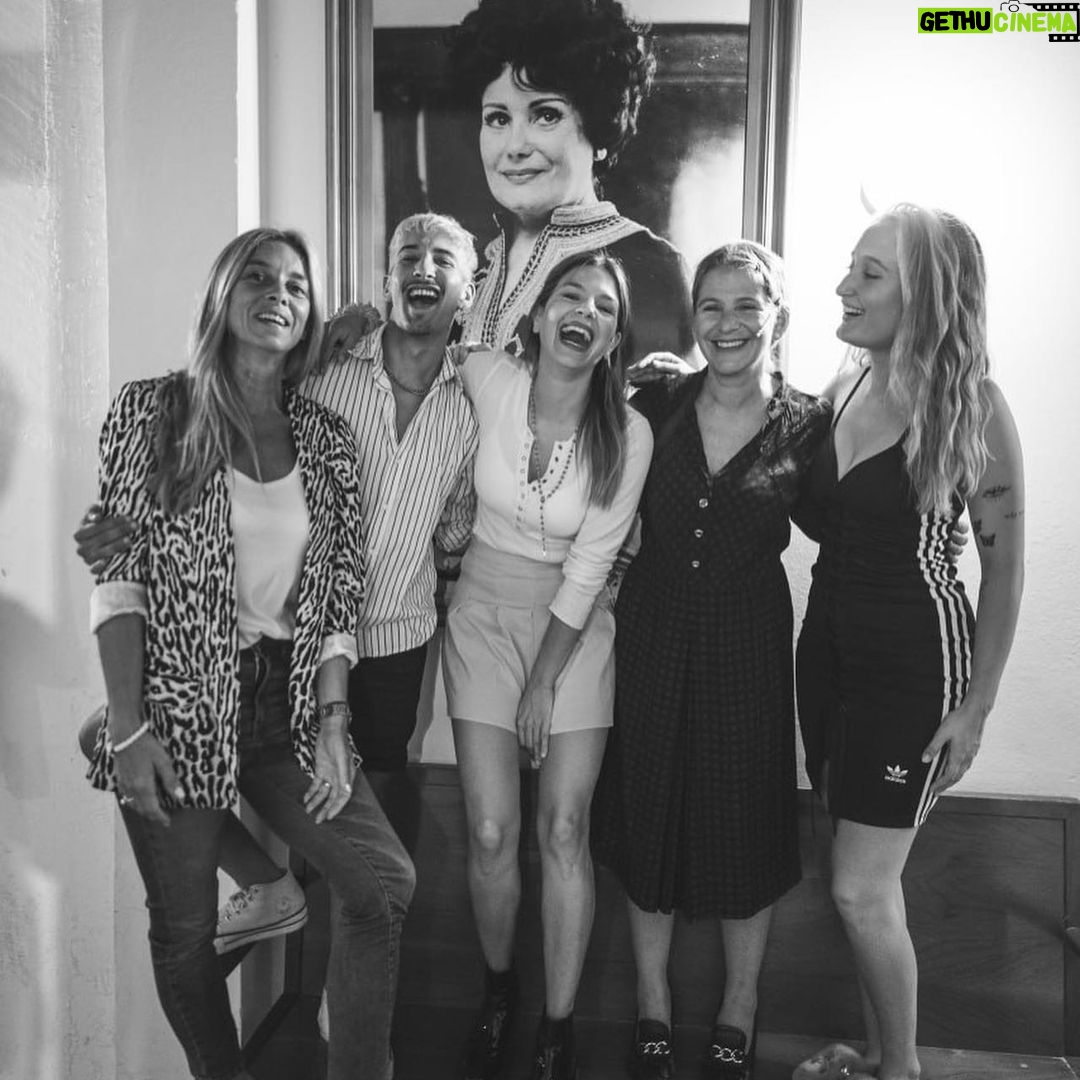 Marcela Kloosterboer Instagram - Y nos despedimos nomas…. Gracias Carlos Paz por tanto! Gracias a toda la gente que vino a ver Radojka y a todos los que la hicimos. Qué equipo. Los quiero mucho ❤️🥳💃 Mención aparte para @edu_toro y sus fotones y videos de toda la temporada 🙌🏻🤍