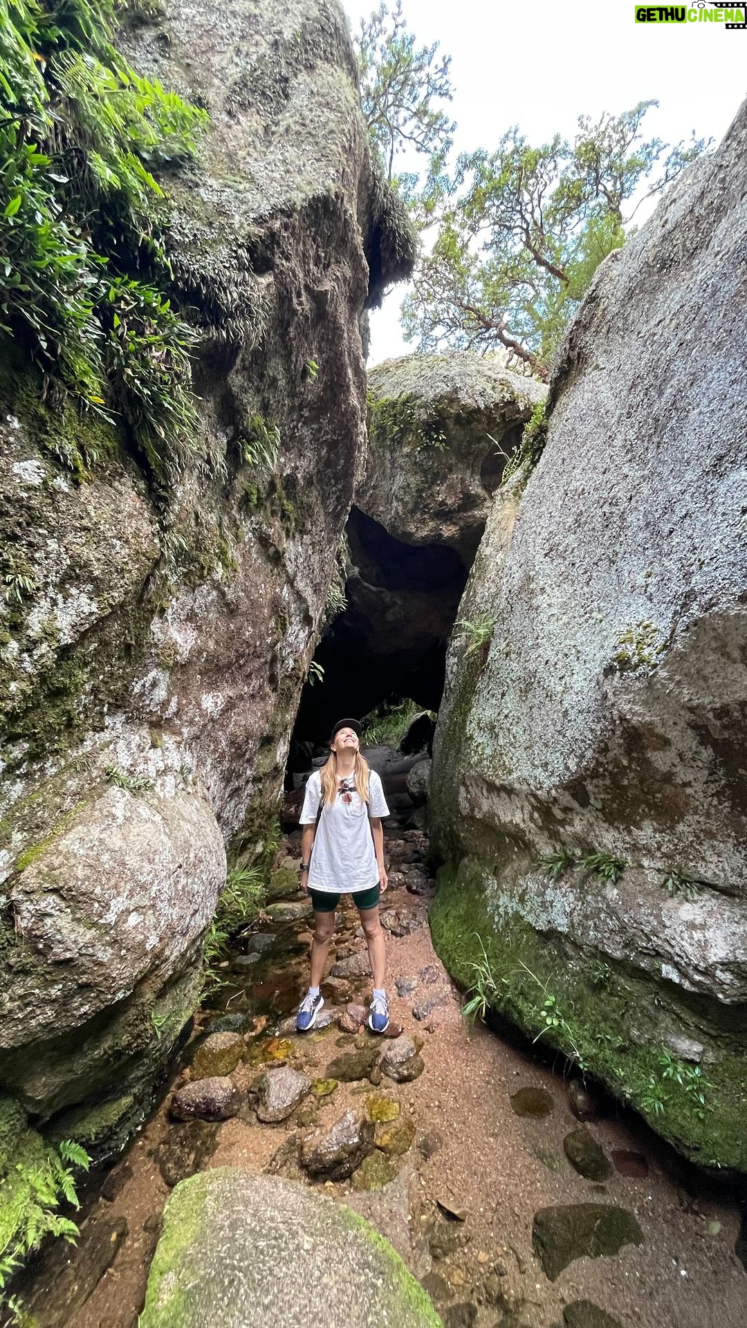 Marcela Kloosterboer Instagram - Del otro día en Los Gigantes. De los lugares más lindos que conocí. Con Juanse y Valen 🤍🕊️🌦️🪨🐚🧗🏻♀️