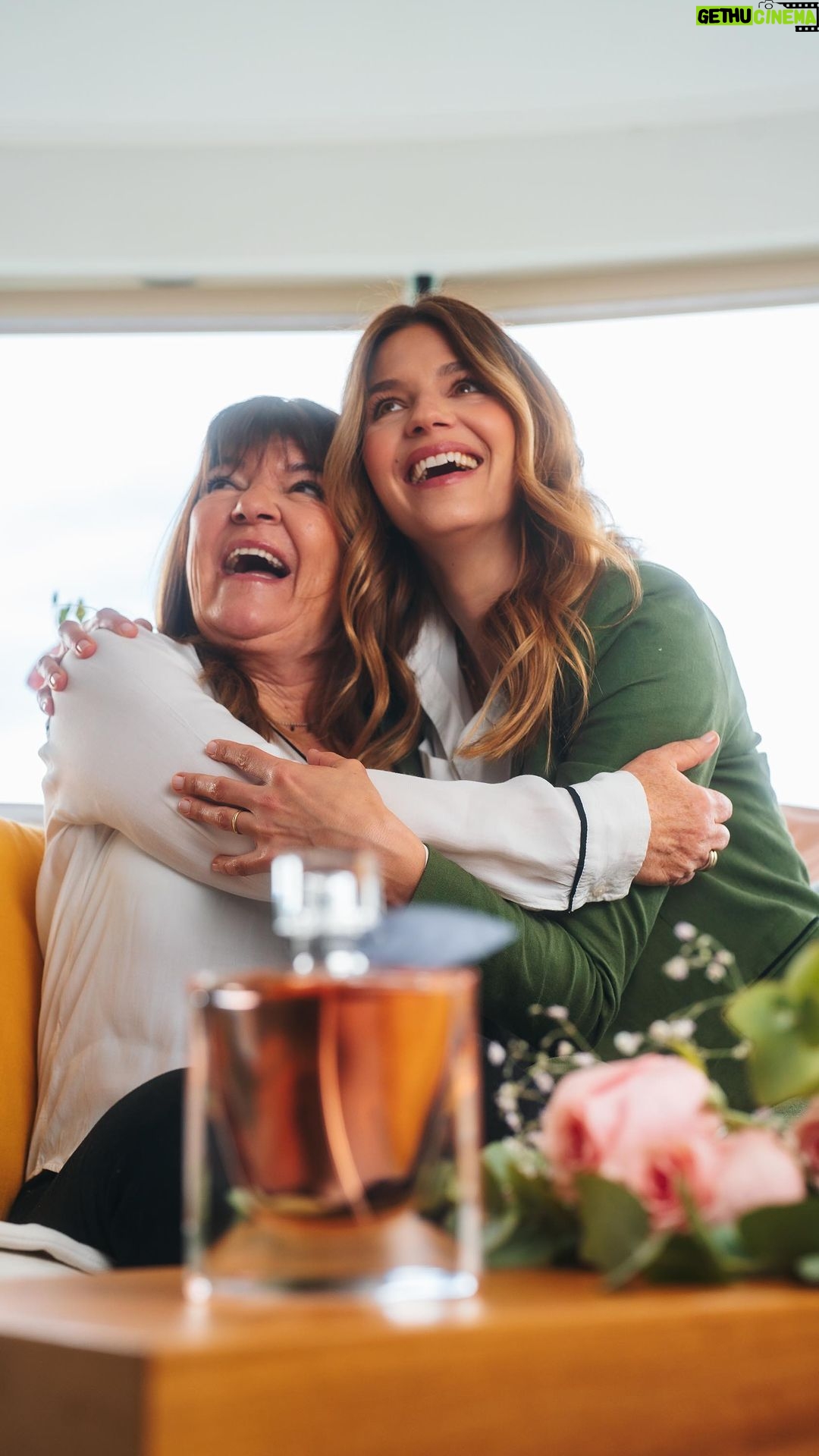 Marcela Kloosterboer Instagram - Lancôme me invitó a homenajear a mi mamá en este día de la madre. Ella siempre estuvo ahí para apoyarme y llenar de colores mi vida, por eso ahora elijo regalar felicidad y devolverle todo su amor 💜 @lancomeofficial