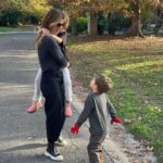 Marcela Kloosterboer Instagram - De todo un poco…🤸🏼‍♀️ 1. Otoño te amo 2. Foto de Otto 3. Bici 4. Paseo con ellos 5. Fiebre 6. Otto llevando a su prima 7. Notas en Uy 8. Casamiento 9. Mi Ottomiel me trae flores 💘