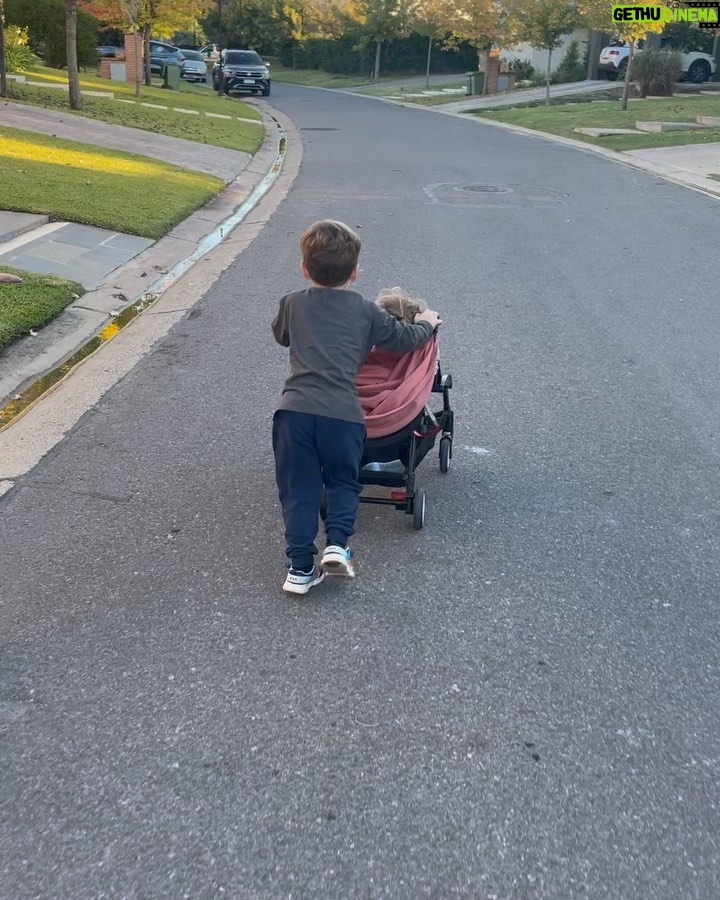 Marcela Kloosterboer Instagram - De todo un poco…🤸🏼♀️ 1. Otoño te amo 2. Foto de Otto 3. Bici 4. Paseo con ellos 5. Fiebre 6. Otto llevando a su prima 7. Notas en Uy 8. Casamiento 9. Mi Ottomiel me trae flores 💘