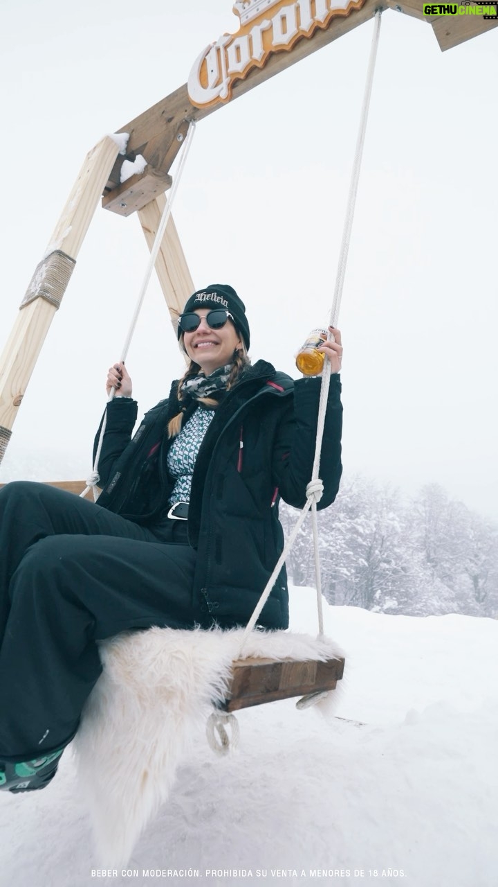 Marcela Kloosterboer Instagram - Lo que fue el evento de @corona_argentina en el #naturalicebar un bar hecho 100% con naturaleza 🙌🏻❄️ Qué lindo frenar por una cervecita y seguir esquiando! 🍻 Cerro Chapelco