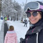 Marcela Kloosterboer Instagram - Primer día de ski! Y primera vez esquiando para Juana y Otto! Arrancó difícil pero terminó muy bien 😅🥰💪🏼⛷️❄️ Gracias @cerro_chapelco por tantos años de diversión! Ahora con nuestros hijos, un sueño cumplido 🙌🏻 1. Con juana en la alfombra mágica. 2. Fer enseñándole a Otto que a la segunda bajada ya se quería tirar solo! 3. El ice bar natural de corona! 4. La llegada a @elrefugioskilodge 5. Otto comiendo nieve 6. El paraíso donde estamos 7. Otto y su mamá 😎 8. Hoy 9. La vista desde nuestra cabaña y la nevada 10. Foto x Juana 🤩