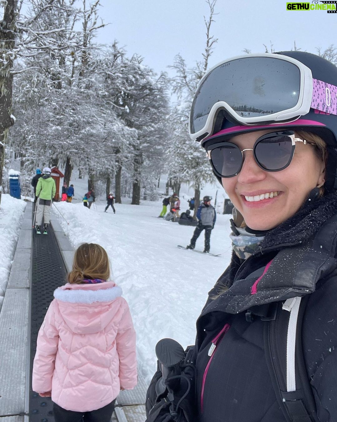 Marcela Kloosterboer Instagram - Primer día de ski! Y primera vez esquiando para Juana y Otto! Arrancó difícil pero terminó muy bien 😅🥰💪🏼⛷️❄️ Gracias @cerro_chapelco por tantos años de diversión! Ahora con nuestros hijos, un sueño cumplido 🙌🏻 1. Con juana en la alfombra mágica. 2. Fer enseñándole a Otto que a la segunda bajada ya se quería tirar solo! 3. El ice bar natural de corona! 4. La llegada a @elrefugioskilodge 5. Otto comiendo nieve 6. El paraíso donde estamos 7. Otto y su mamá 😎 8. Hoy 9. La vista desde nuestra cabaña y la nevada 10. Foto x Juana 🤩