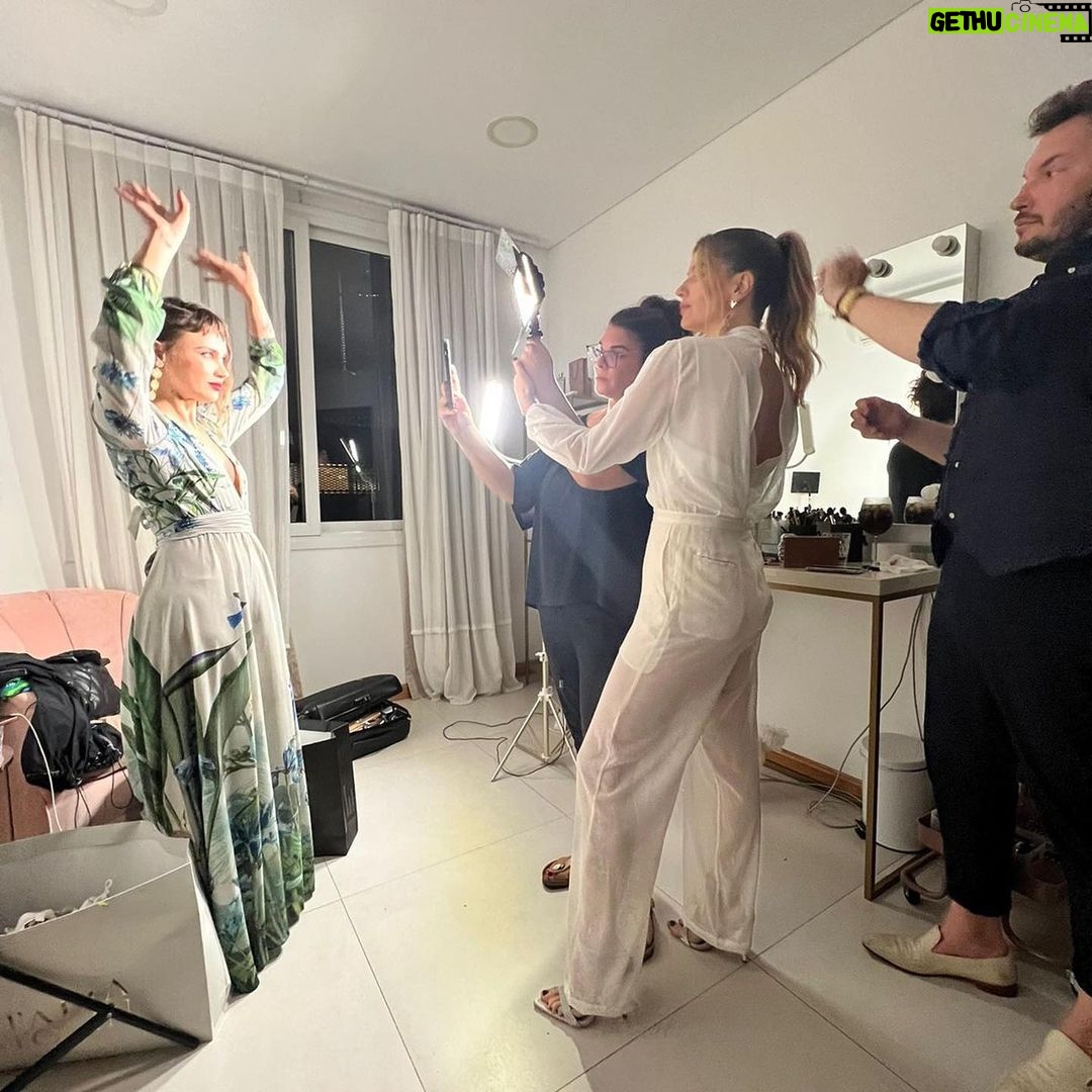 Marcela Kloosterboer Instagram - De anoche con la mรกs linda ๐ท Make up @bettinafrumboli Pelo @nacholopezfagalde St @anitakorman @bymillie.bressi ๐ @fabianzittaofficial ๐ @mono.fuk ๐@flaneurba ๐@tienda925