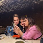 Marcela Kloosterboer Instagram - El mejor plan 😻 Teatro-Comida rica-Amigas 🫶🏼 Ph @nicovazquezok @luz.chiappe