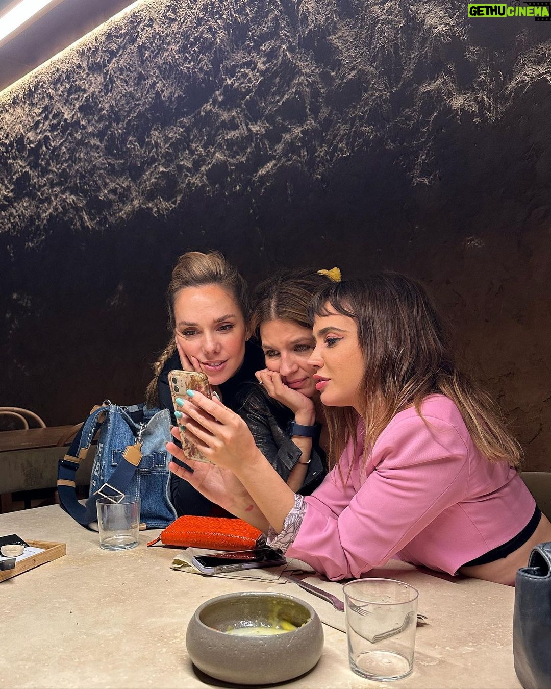 Marcela Kloosterboer Instagram - El mejor plan 😻 Teatro-Comida rica-Amigas 🫶🏼 Ph @nicovazquezok @luz.chiappe