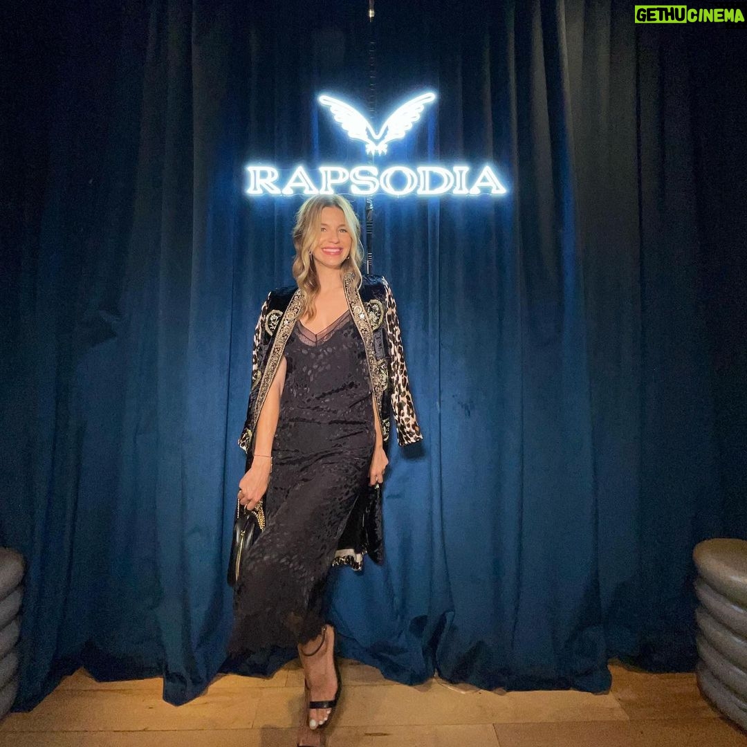 Marcela Kloosterboer Instagram - Hoy en el desfile de @rapsodiaoficial @helguerajose @sol.rapsodia 🦋 Make up @bettinafrumboli Pelo @mickynazar St @anitakorman @bymillie.bressi