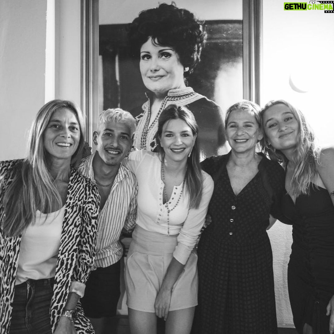 Marcela Kloosterboer Instagram - Y nos despedimos nomas…. Gracias Carlos Paz por tanto! Gracias a toda la gente que vino a ver Radojka y a todos los que la hicimos. Qué equipo. Los quiero mucho ❤️🥳💃 Mención aparte para @edu_toro y sus fotones y videos de toda la temporada 🙌🏻🤍