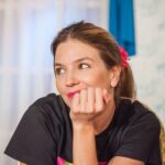 Marcela Kloosterboer Instagram - Las fotos de @edu_toro en la previa a la función 🪆🪅🧸🪬🎭🪢 Se va terminando la temporada, quedan 8 funciones (vengan si todavía no vinieron!!) y me agarra nostalgia por esta experiencia que va llegando a su fin. Gracias @radojkacarlospaz @emilimazeroficial @diegomartinrinaldi @barceloalan @mmakeup.mia @marce_gargano y todo el equipo con el que día a día hicimos esta obra espectacular que tanto nos dió y tanto nos hizo divertir y crecer. Fueron 2 meses y medio viviendo en Cordoba y sin muchas ganas de irme. GRACIAS. Por haberlo hecho, a todos los que me acompañaron y bancaron y a este lugar que conocí y prometo volver siempre. Aguante Radojkaaaa 😄😄😄 Villa Carlos Paz