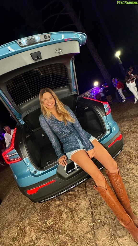 Marcela Kloosterboer Instagram - Ayer se presentó en el bosque de Cariló el modelo XC40 y C40 100% eléctricos de @volvocarargentina ⚡️🌱 Siempre un paso adelante en seguridad, innovación y seguridad 🙌🏻 #v-connect #sustentabilidad #conectividad #electrificación