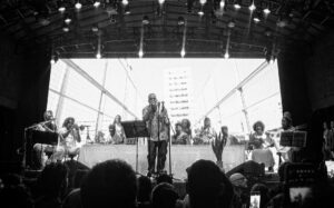 Marcelo D2 Instagram - Há um ano atras lançávamos o single de P O V O . D E . F É e nesse mesmo dia o Punhado subia, pela primeira vez, ao palco do Circo Voador lotado para apresentar a gira de IBORU. Era nosso 7o ou 8o show juntos, o comecinho do novo samba tradicional, da nossa formação. Estávamos compreendendo a dimensão e profundidade de IBORU. E foi HISTÓRICO! Coisa de santo, do divino! Uma catarse coletiva.

De lá pra ca isso so tem crescido! A gente tem dividido mais tempo de estrada, mais palcos, mais som. Viramos uma família Punhado de Bamba. 

Eu amo demais essa galera, agradeço todos os dias por cada um deles estar nas nossas vidas e semeio com amor e muito trabalho os caminhos futuros ❤️⚡️
Okê aro, caboclo! Okê aro, meu pai! ❤️🏹

OBRIGADA

Assinado @luizapmachado