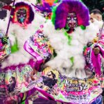 Marcelo D2 Instagram - Zona Norte, fundamento como eu chorei nesse carnaval .. chorei emocionado, chorei por ver que aquele sentimento de pertencimento do moleque do subúrbio ainda vive forte e por presenciar bem ali na minha frente a resistência se manifestando através da tradição, da arte, da festa ... recebi uma mensagem da rapaziada da @turmasucesso dizendo que eu mudei a vida deles na noite no @circovoador ... na verdade, quem mudou a minha vida foram eles ... IBORU IBOYA IBOSHESHÈ 📽️ @yancarpenter // @moving.comunicacao Rocha Miranda