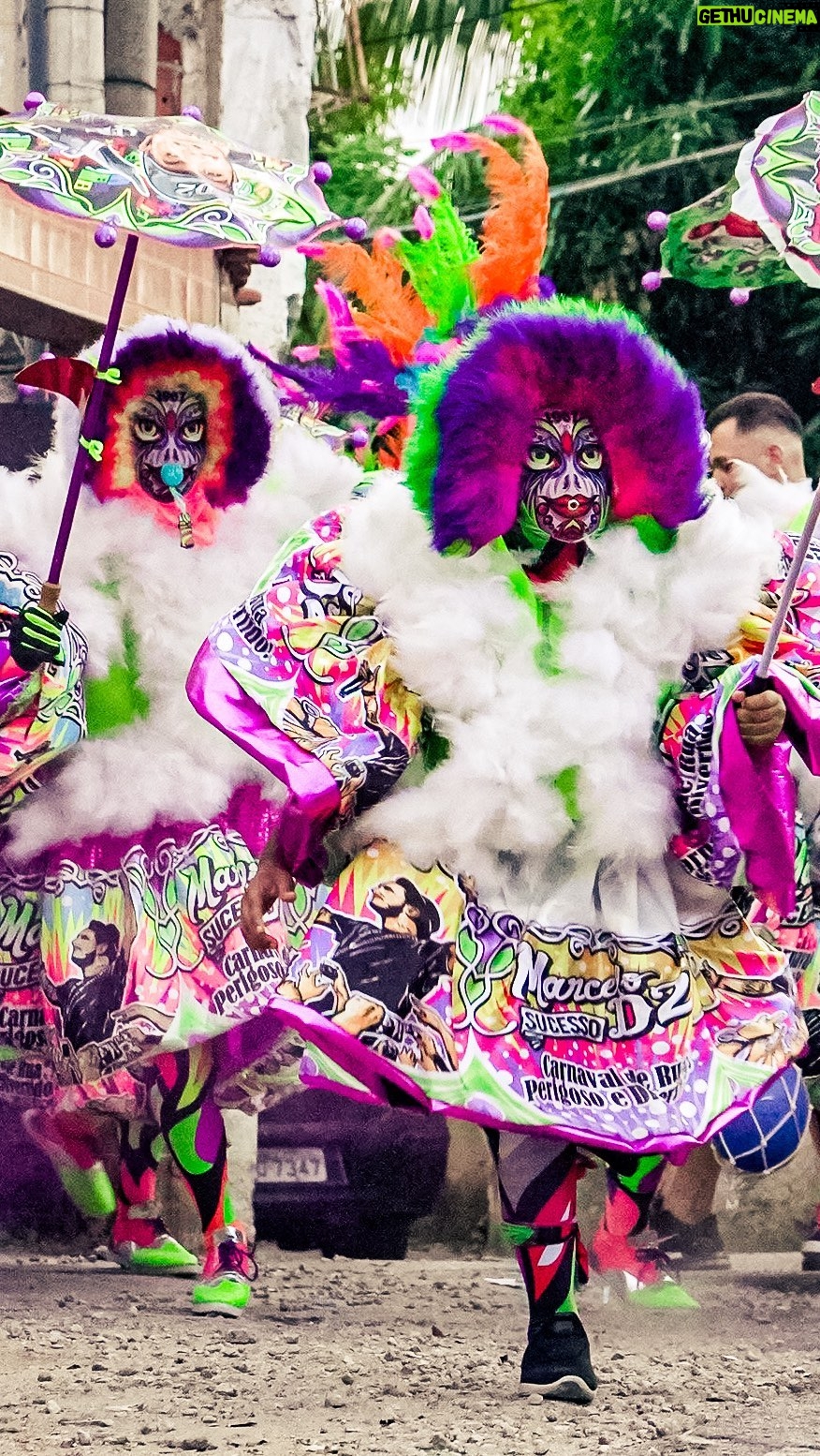 Marcelo D2 - 23.4K Likes - Zona Norte, fundamento
como eu chorei nesse carnaval .. chorei emocionado, chorei por ver que aquele sentimento de pertencimento do moleque do subúrbio ainda vive forte e por presenciar bem ali na minha frente a resistência se manifestando através da tradição, da arte, da festa ...
recebi uma mensagem da rapaziada da @turmasucesso dizendo que eu mudei a vida deles na noite no @circovoador ... na verdade, quem mudou a minha vida foram eles ...
IBORU IBOYA IBOSHESHÈ
📽️ @yancarpenter // @moving.comunicacao