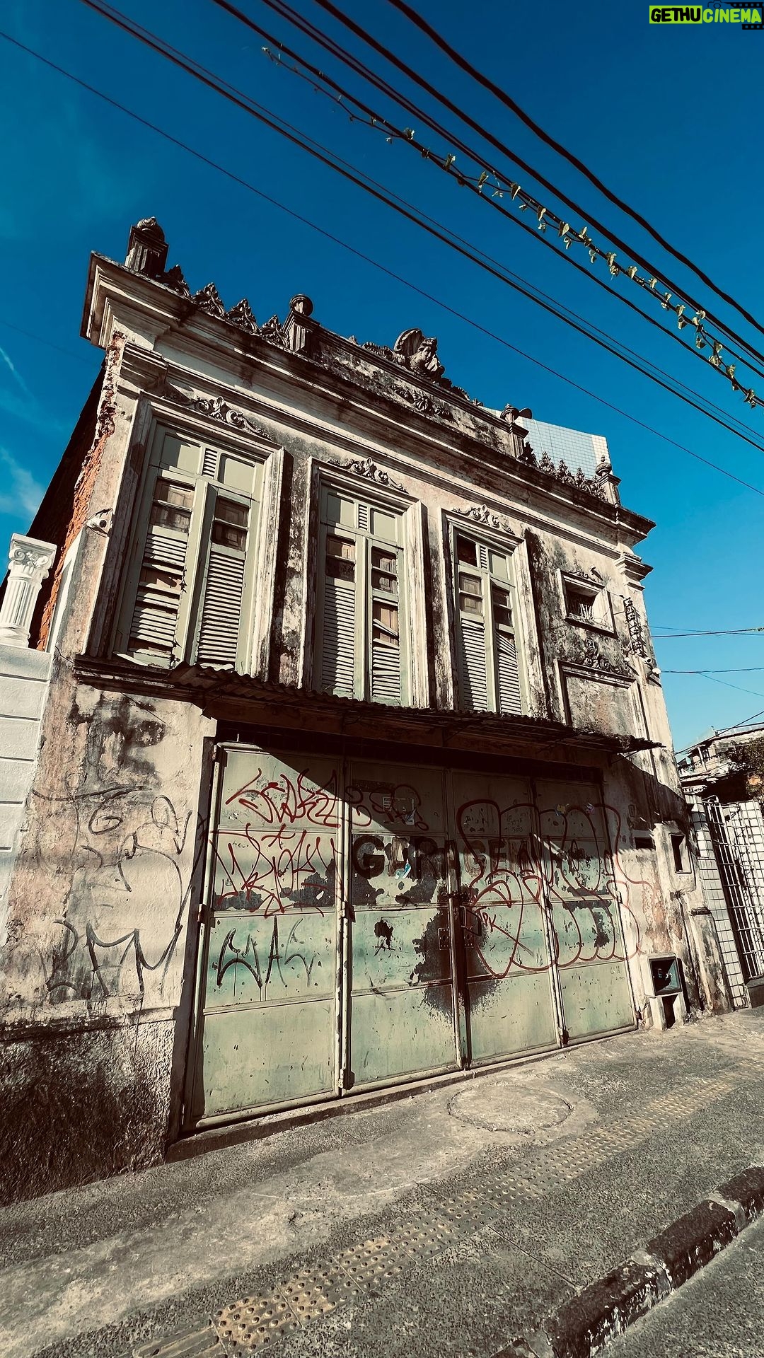 Marcelo D2 - 14.3K Likes - Minha intenção com o IBORU é criar a raiz do NOVO SAMBA TRADICIONAL e não tinha como fazer isso sem passar por Salvador. Agradeço demais o acolhimento por onde a gente passa e obrigado a comunidade do Carmo por receber a gente tão bem. estamos abertos todos os dias até domingo dia 3/12 das 11h as 18h na Rua Siqueira Campos 24 Salvador, entrada pelos fundos (lá ele)