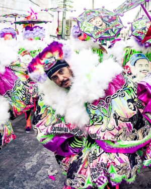 Marcelo D2 Instagram - o marcelo moleque nunca iria acreditar no que rolou ontem … 

a cultura dos bate-bolas é o espetáculo da resistência do carnaval do surburbio do Rio .. é patrimônio cultural da cidade … ser homenageado pela @turmasucesso , viver todo o ritual de preparação da saída, ver minha família, amigos e toda a rapaziada vestidos de marcelo d2 pelas ruas de Rocha Miranda é uma emoção que não tem como descrever … foi a coisa mais incrível que eu vivi nos ultimos tempos 

@turmasucesso : eu ainda to em êxtase aqui !! muito obrigado

📷 @yancarpenter // @moving.comunicacao