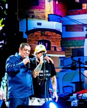Marcelo D2 Instagram - eu ainda to emocionado demais com esse show .. salve Zeca !! salve o verdadeiro arquiteto da musica brasileira !! 

📷 @yancarpenter