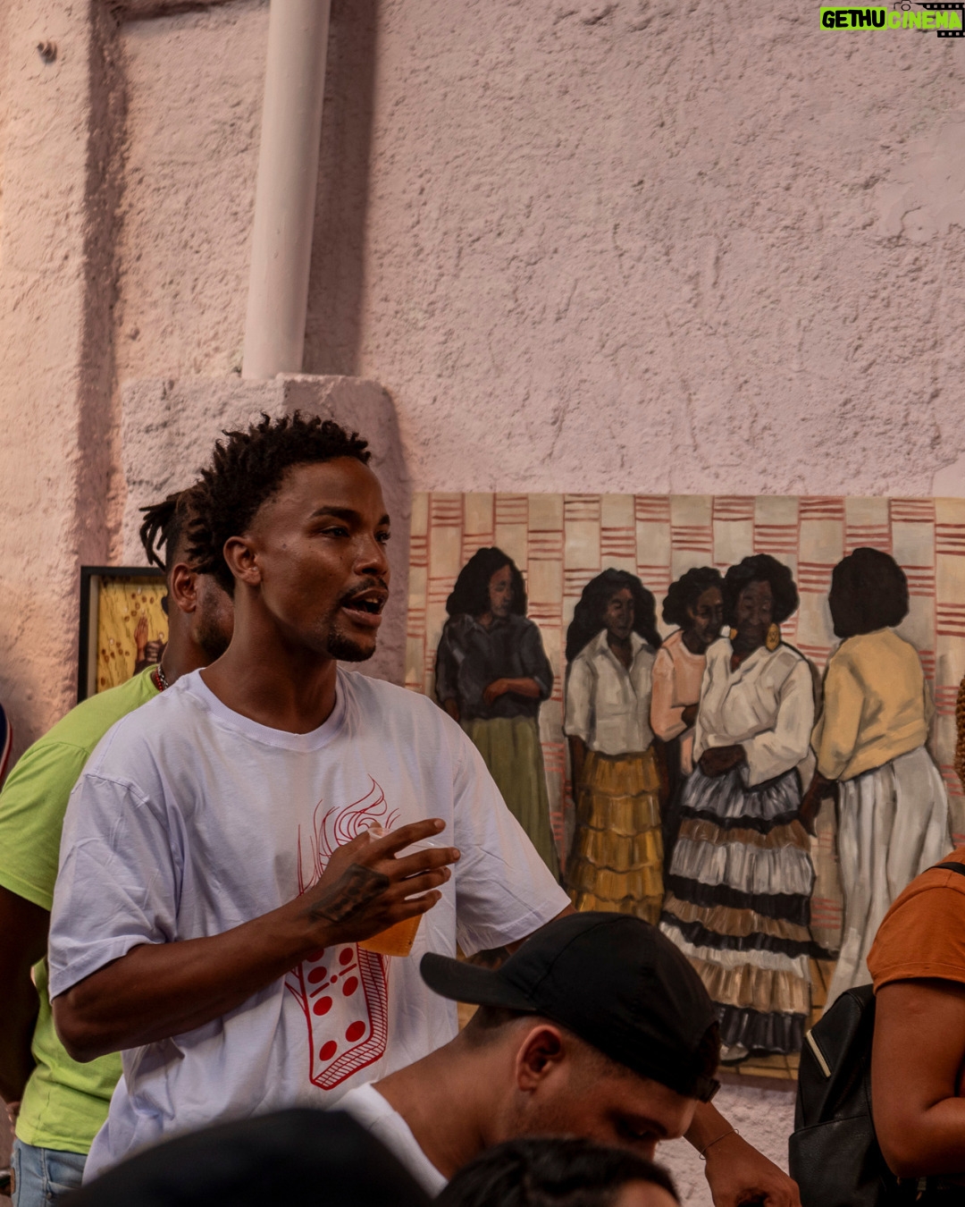 Marcelo D2 Instagram - terça é dia de bater um papo com o Daniel Jorge na ocupação I B O R U O Daniel é um dos maiores artistas visuais contemporâneos ... ele abriu as portas do seu ateliê pra receber a ocupação em Salvador e agora vai trocar uma ideia com a gente sobre seu processo criativo e sua arte ... pesquisador da arquitetura vernacular pela perspectiva diaspórica, a arte do Daniel é a arte do Novo Samba Tradicional ⚜ 28.NOV • 17h • OFICINA Vivo com Daniel Jorge Rua Siqueira Campos, 24 - Santo Antonio Além do Carmo 🔺 entrada GRATUITA sujeita à lotação 📷 2 e 3: tau.andrade #OcupaçãoIBORU #Salvador #OTempoDeIBORUéAgora Salvador, Bahia, Brasil