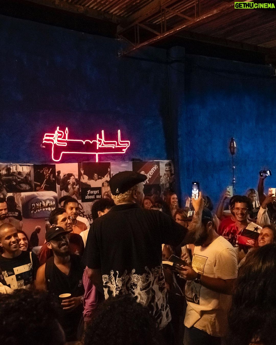 Marcelo D2 Instagram - que recepção, Salvador !! nossa noite de abertura foi uma verdadeira ocupação do ateliê Daniel Jorge E o centro de pesquisa avançado do Novo Samba Tradicional - I B O R U segue de portas abertas !! Se liga na programação: ⚜️ HOJE (23): - 14h: Oficinas VIVO comigo e com a Luiza Machado - 20h: IBORU - a Gira: roda de samba com paredão da Jack Daniel’s ⚜️ 24.Nov a 03.Dez - 11h às 18h 🔱 ocupação I B O R U • Salvador Rua Siqueira Campos, 24 - Santo Antonio Além do Carmo 🔺 entrada GRATUITA sujeita à lotação 📷 tau.andrade #OTempoDeIBORUéAgora #OcupaçãoIBORU #Salvador Salvador, Bahia