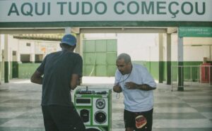 Marcelo D2 Instagram - Há um ano atras lançávamos o single de P O V O . D E . F É e nesse mesmo dia o Punhado subia, pela primeira vez, ao palco do Circo Voador lotado para apresentar a gira de IBORU. Era nosso 7o ou 8o show juntos, o comecinho do novo samba tradicional, da nossa formação. Estávamos compreendendo a dimensão e profundidade de IBORU. E foi HISTÓRICO! Coisa de santo, do divino! Uma catarse coletiva.

De lá pra ca isso so tem crescido! A gente tem dividido mais tempo de estrada, mais palcos, mais som. Viramos uma família Punhado de Bamba. 

Eu amo demais essa galera, agradeço todos os dias por cada um deles estar nas nossas vidas e semeio com amor e muito trabalho os caminhos futuros ❤️⚡️
Okê aro, caboclo! Okê aro, meu pai! ❤️🏹

OBRIGADA

Assinado @luizapmachado