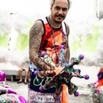 Marcelo D2 Instagram – o marcelo moleque nunca iria acreditar no que rolou ontem … 

a cultura dos bate-bolas é o espetáculo da resistência do carnaval do surburbio do Rio .. é patrimônio cultural da cidade … ser homenageado pela @turmasucesso , viver todo o ritual de preparação da saída, ver minha família, amigos e toda a rapaziada vestidos de marcelo d2 pelas ruas de Rocha Miranda é uma emoção que não tem como descrever … foi a coisa mais incrível que eu vivi nos ultimos tempos 

@turmasucesso : eu ainda to em êxtase aqui !! muito obrigado

📷 @yancarpenter // @moving.comunicacao