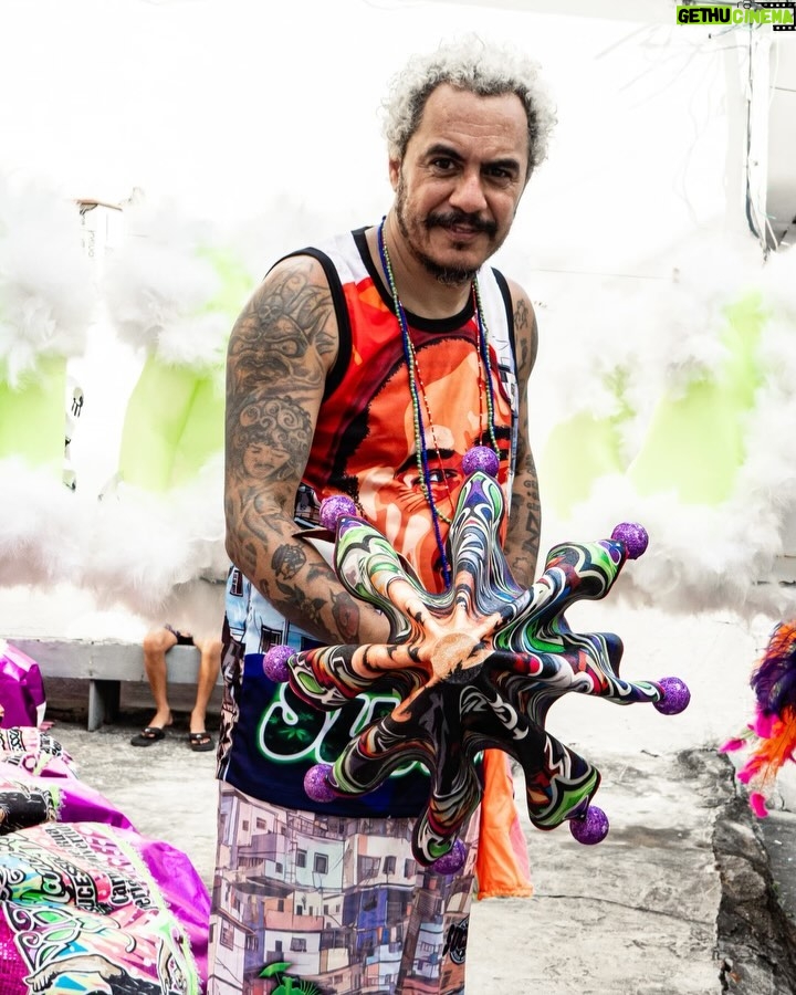 Marcelo D2 - 113.8K Likes - o marcelo moleque nunca iria acreditar no que rolou ontem …
a cultura dos bate-bolas é o espetáculo da resistência do carnaval do surburbio do Rio .. é patrimônio cultural da cidade … ser homenageado pela @turmasucesso , viver todo o ritual de preparação da saída, ver minha família, amigos e toda a rapaziada vestidos de marcelo d2 pelas ruas de Rocha Miranda é uma emoção que não tem como descrever … foi a coisa mais incrível que eu vivi nos ultimos tempos
@turmasucesso : eu ainda to em êxtase aqui !! muito obrigado
📷 @yancarpenter // @moving.comunicacao