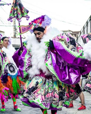 Marcelo D2 Instagram - o marcelo moleque nunca iria acreditar no que rolou ontem … 

a cultura dos bate-bolas é o espetáculo da resistência do carnaval do surburbio do Rio .. é patrimônio cultural da cidade … ser homenageado pela @turmasucesso , viver todo o ritual de preparação da saída, ver minha família, amigos e toda a rapaziada vestidos de marcelo d2 pelas ruas de Rocha Miranda é uma emoção que não tem como descrever … foi a coisa mais incrível que eu vivi nos ultimos tempos 

@turmasucesso : eu ainda to em êxtase aqui !! muito obrigado

📷 @yancarpenter // @moving.comunicacao