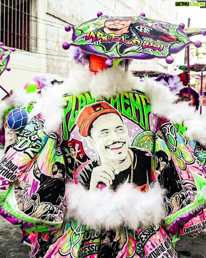 Marcelo D2 - 113.8K Likes - o marcelo moleque nunca iria acreditar no que rolou ontem …
a cultura dos bate-bolas é o espetáculo da resistência do carnaval do surburbio do Rio .. é patrimônio cultural da cidade … ser homenageado pela @turmasucesso , viver todo o ritual de preparação da saída, ver minha família, amigos e toda a rapaziada vestidos de marcelo d2 pelas ruas de Rocha Miranda é uma emoção que não tem como descrever … foi a coisa mais incrível que eu vivi nos ultimos tempos
@turmasucesso : eu ainda to em êxtase aqui !! muito obrigado
📷 @yancarpenter // @moving.comunicacao