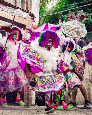 Marcelo D2 Instagram - o marcelo moleque nunca iria acreditar no que rolou ontem … 

a cultura dos bate-bolas é o espetáculo da resistência do carnaval do surburbio do Rio .. é patrimônio cultural da cidade … ser homenageado pela @turmasucesso , viver todo o ritual de preparação da saída, ver minha família, amigos e toda a rapaziada vestidos de marcelo d2 pelas ruas de Rocha Miranda é uma emoção que não tem como descrever … foi a coisa mais incrível que eu vivi nos ultimos tempos 

@turmasucesso : eu ainda to em êxtase aqui !! muito obrigado

📷 @yancarpenter // @moving.comunicacao