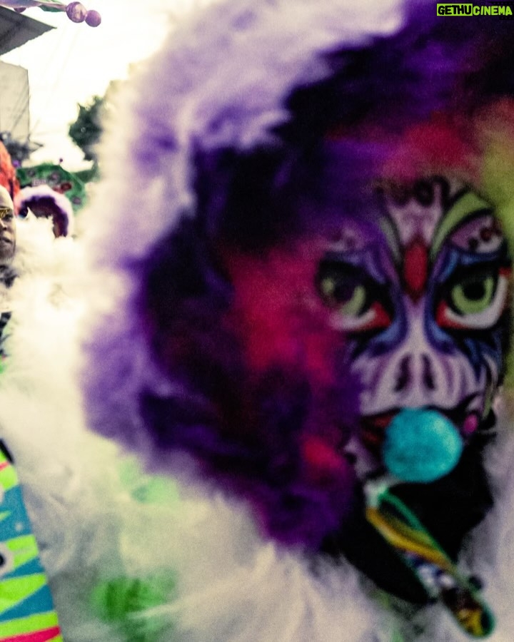 Marcelo D2 - 113.8K Likes - o marcelo moleque nunca iria acreditar no que rolou ontem …
a cultura dos bate-bolas é o espetáculo da resistência do carnaval do surburbio do Rio .. é patrimônio cultural da cidade … ser homenageado pela @turmasucesso , viver todo o ritual de preparação da saída, ver minha família, amigos e toda a rapaziada vestidos de marcelo d2 pelas ruas de Rocha Miranda é uma emoção que não tem como descrever … foi a coisa mais incrível que eu vivi nos ultimos tempos
@turmasucesso : eu ainda to em êxtase aqui !! muito obrigado
📷 @yancarpenter // @moving.comunicacao