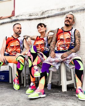 Marcelo D2 Instagram - o marcelo moleque nunca iria acreditar no que rolou ontem … 

a cultura dos bate-bolas é o espetáculo da resistência do carnaval do surburbio do Rio .. é patrimônio cultural da cidade … ser homenageado pela @turmasucesso , viver todo o ritual de preparação da saída, ver minha família, amigos e toda a rapaziada vestidos de marcelo d2 pelas ruas de Rocha Miranda é uma emoção que não tem como descrever … foi a coisa mais incrível que eu vivi nos ultimos tempos 

@turmasucesso : eu ainda to em êxtase aqui !! muito obrigado

📷 @yancarpenter // @moving.comunicacao
