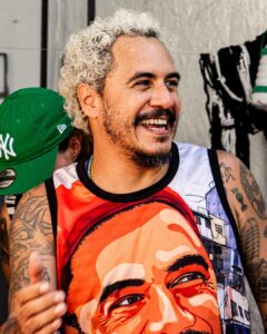Marcelo D2 Instagram - o marcelo moleque nunca iria acreditar no que rolou ontem … a cultura dos bate-bolas é o espetáculo da resistência do carnaval do surburbio do Rio .. é patrimônio cultural da cidade … ser homenageado pela @turmasucesso , viver todo o ritual de preparação da saída, ver minha família, amigos e toda a rapaziada vestidos de marcelo d2 pelas ruas de Rocha Miranda é uma emoção que não tem como descrever … foi a coisa mais incrível que eu vivi nos ultimos tempos @turmasucesso : eu ainda to em êxtase aqui !! muito obrigado 📷 @yancarpenter // @moving.comunicacao
