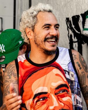 Marcelo D2 Instagram - o marcelo moleque nunca iria acreditar no que rolou ontem … 

a cultura dos bate-bolas é o espetáculo da resistência do carnaval do surburbio do Rio .. é patrimônio cultural da cidade … ser homenageado pela @turmasucesso , viver todo o ritual de preparação da saída, ver minha família, amigos e toda a rapaziada vestidos de marcelo d2 pelas ruas de Rocha Miranda é uma emoção que não tem como descrever … foi a coisa mais incrível que eu vivi nos ultimos tempos 

@turmasucesso : eu ainda to em êxtase aqui !! muito obrigado

📷 @yancarpenter // @moving.comunicacao