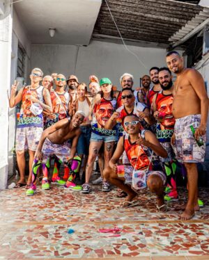 Marcelo D2 Instagram - o marcelo moleque nunca iria acreditar no que rolou ontem … 

a cultura dos bate-bolas é o espetáculo da resistência do carnaval do surburbio do Rio .. é patrimônio cultural da cidade … ser homenageado pela @turmasucesso , viver todo o ritual de preparação da saída, ver minha família, amigos e toda a rapaziada vestidos de marcelo d2 pelas ruas de Rocha Miranda é uma emoção que não tem como descrever … foi a coisa mais incrível que eu vivi nos ultimos tempos 

@turmasucesso : eu ainda to em êxtase aqui !! muito obrigado

📷 @yancarpenter // @moving.comunicacao