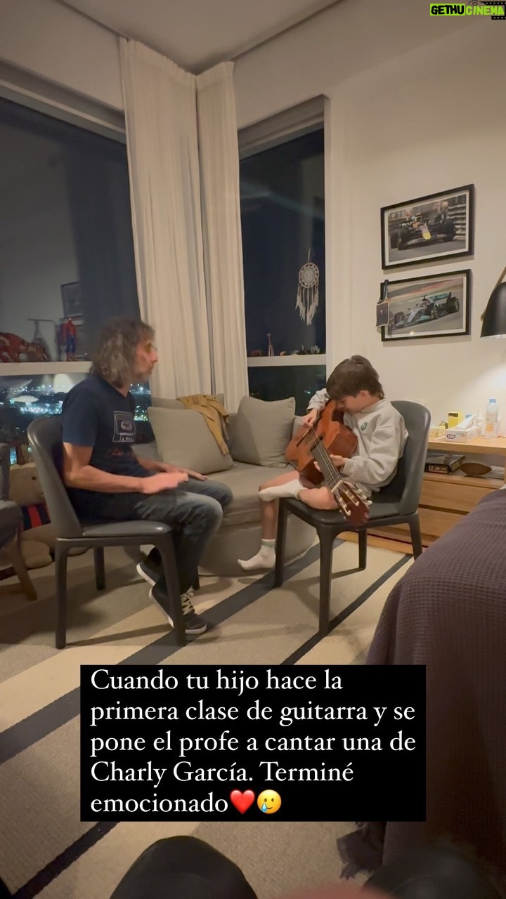Marcelo Tinelli Instagram - Primera clase de guitarra de Lolo❤️🎸