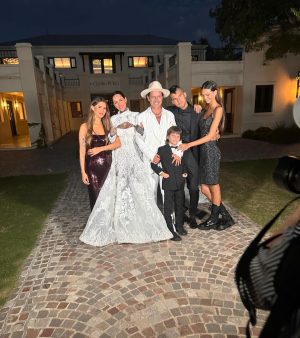 Marcelo Tinelli Instagram - Amo profundamente a mis 5 hijos. Estoy intensamente pleno y feliz de haber estado en la boda de mi amada Rubi, @candelariatinelli , con mi queridísimo yerno @cotioficial . Esta foto de todos juntos, me fascina @micatinelli @frantinelli1 @juanittinelli1 & Lolito ❤️❤️❤️❤️❤️