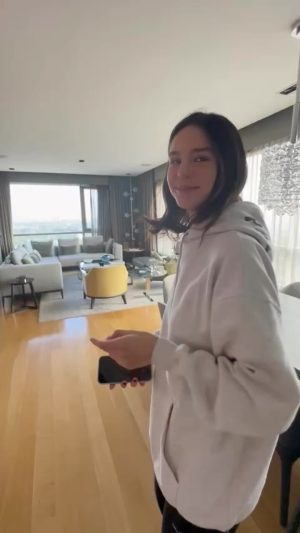 Marcelo Tinelli Instagram - Y si algo me faltaba para completar esta inmensa felicidad que tengo, es que haya vuelto de París, de sorpresa para mi cumple @juanittinelli1 . Con lo que la extrañaba. Casi me muero cuando me despertó esta mañana. Me morí de amor .  Ahí estaba Justo @lucianotirri para grabar este momento único. Te amooooooo mi Juani, mi Pebe hermosa. Voy a pasar mi cumple con mis 5 hijos acá. No lo puedo creer❤️❤️❤️❤️❤️