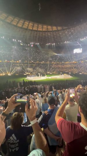 Marcelo Tinelli Instagram - No lo puedo creer. Somos Campeones del Mundo en Qatar. Y compartir este viaje con mi hijo, mi primo y amigos fue un sueño. Nadie más que vos, @leomessi se la merece a esta Copa. Por elegir CREER siempre, por dar la vida por esta camiseta celeste y blanca. Felicitaciones al plantel tremendo, un cuerpo técnico excelente y dirigentes que laburaron en silencio para lograr esto. Y felicitaciones a todo el pueblo argentino por bancar siempre. VAMOS ARGENTINA CARAJOOOO❤️🏆🏆🏆💪🏻⚽️🇦🇷