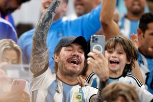 Marcelo Tinelli Instagram - Háblame de alegría. La vida te da esos momentos únicos que quedan grabados en tu alma para siempre . Vivir un Mundial con mi hijo más chico, Lolito, y llegar a jugar la final el domingo, es algo que le agradezco a Dios por siempre ❤️ foto @g4ortizfotografia