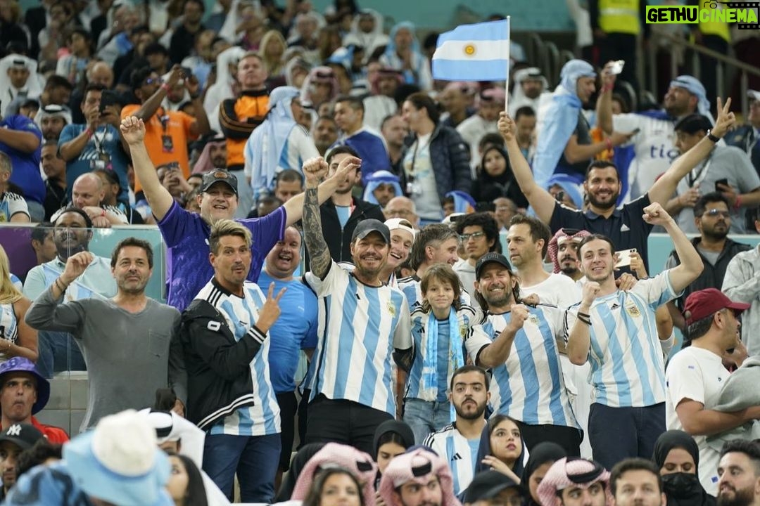 Marcelo Tinelli Instagram - Vamoooooooos ARGENTINA!!! Vamoooooooos @leomessi y equipo. La banda alentando a full en la tribuna . Gracias @g4ortizfotografia . Seguimos disfrutando este sueño con Lolito, el Tirri y amigos❤️💪🏻⚽️🇦🇷