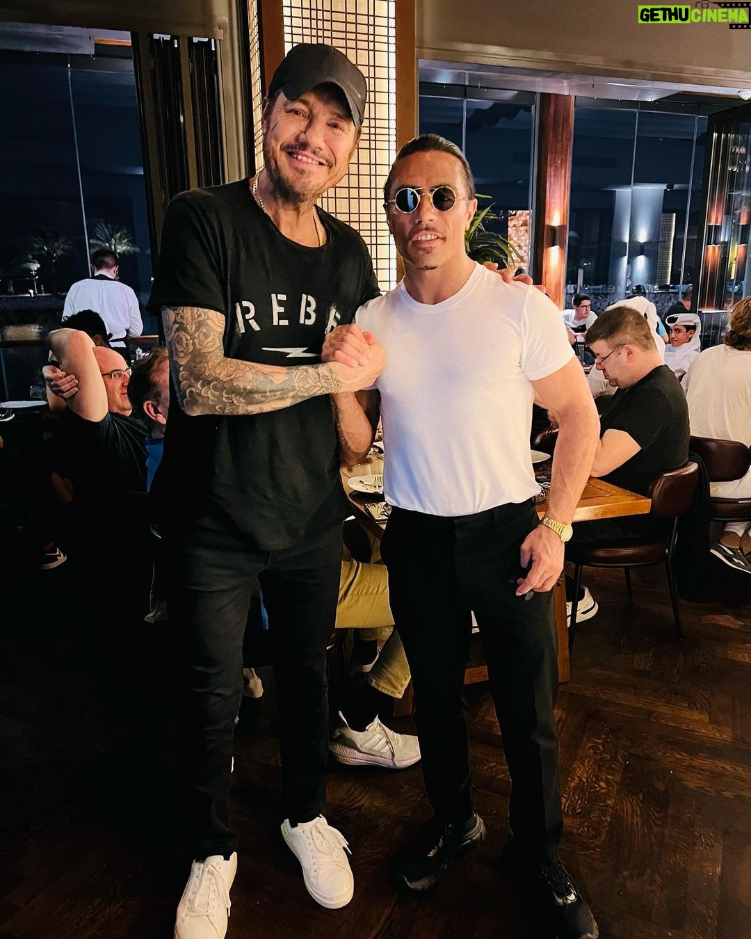 Marcelo Tinelli Instagram - Maravillosa comida con Lolo y amigos en el restaurante del más groso en carnes del mundo, @nusr_et . Un lujo conocerlo❤️🇦🇷