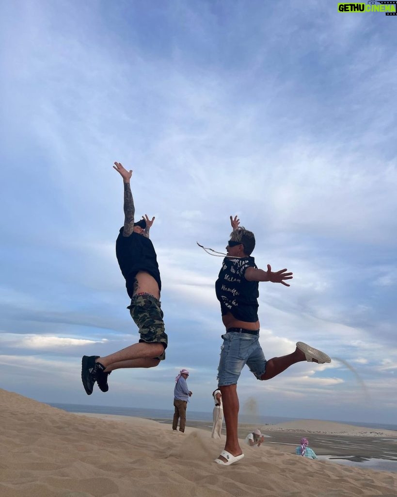 Marcelo Tinelli Instagram - Saltando de alegria en el Desierto de Doha, con mi primo amado, @lucianotirri ❤️